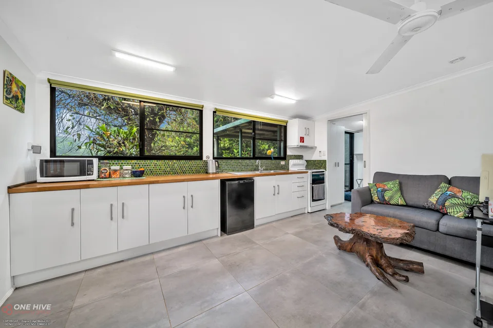 Cassowary Cabin: Kitchen and living area