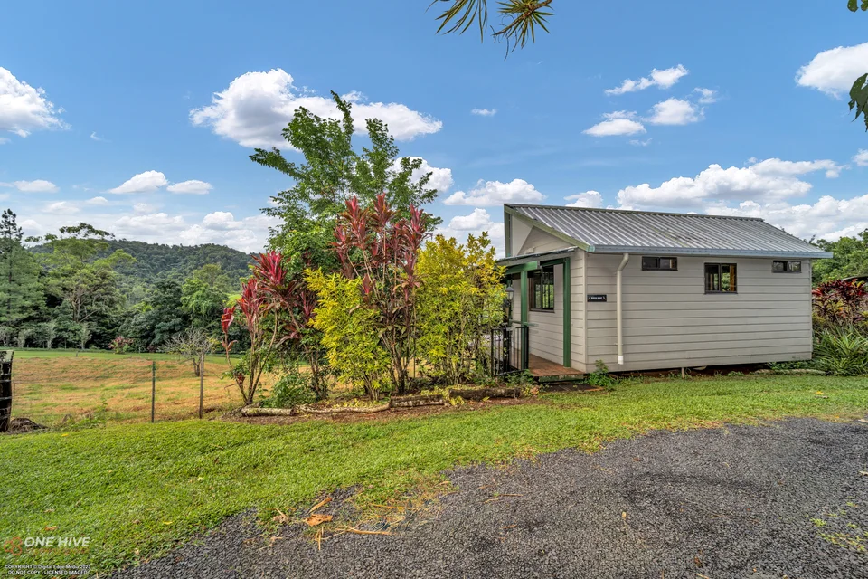 Curlew Cabin: Cabin exterior