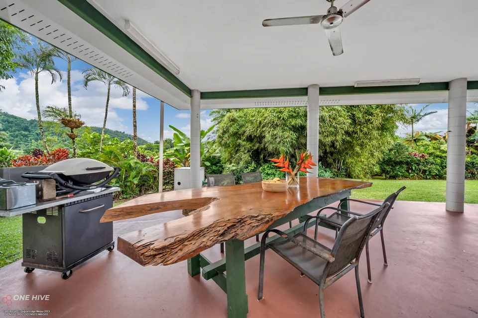 Main Residence: Covered outdoor dining